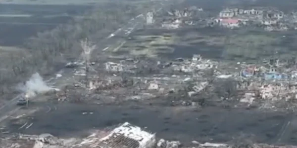 Momentul în care un tanc T 64BV ucrainean distruge un T 72 rusesc Foto: Captură video