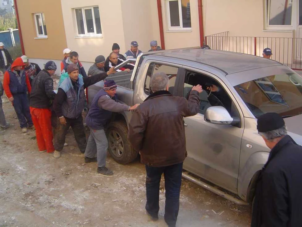 Muncitorii au scos cu forţa maşinile firmei din Botoşani