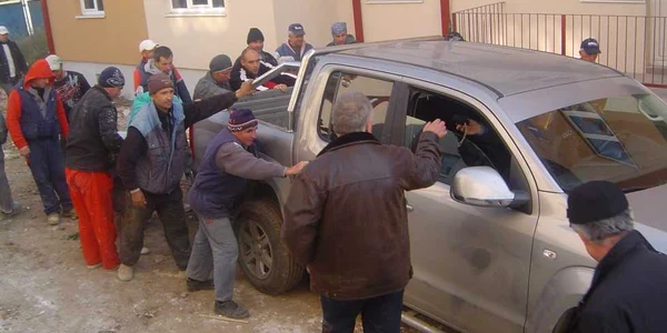 Muncitorii au scos cu forţa maşinile firmei din Botoşani