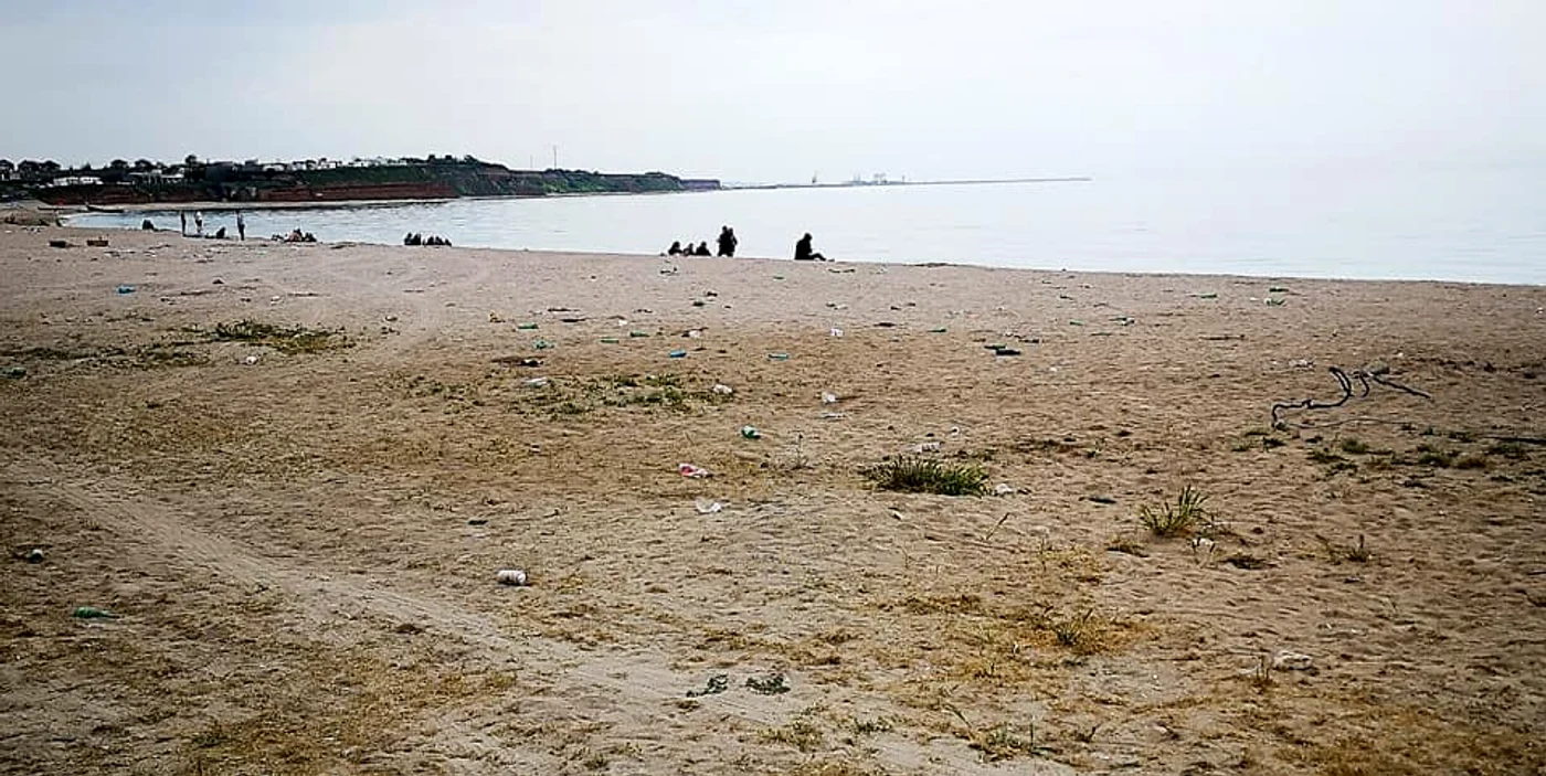 
    Și zona de promenadă din Vama Veche a fost acaparată de gunoaie  