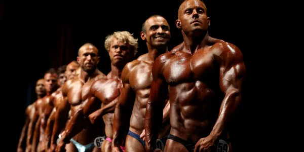 Concurenţii pozează pe scena în timpul Campionatului Victorian de Culturism în Melbourne Australia FOTO Guliver / Getty Images / Robert Cianflone 
