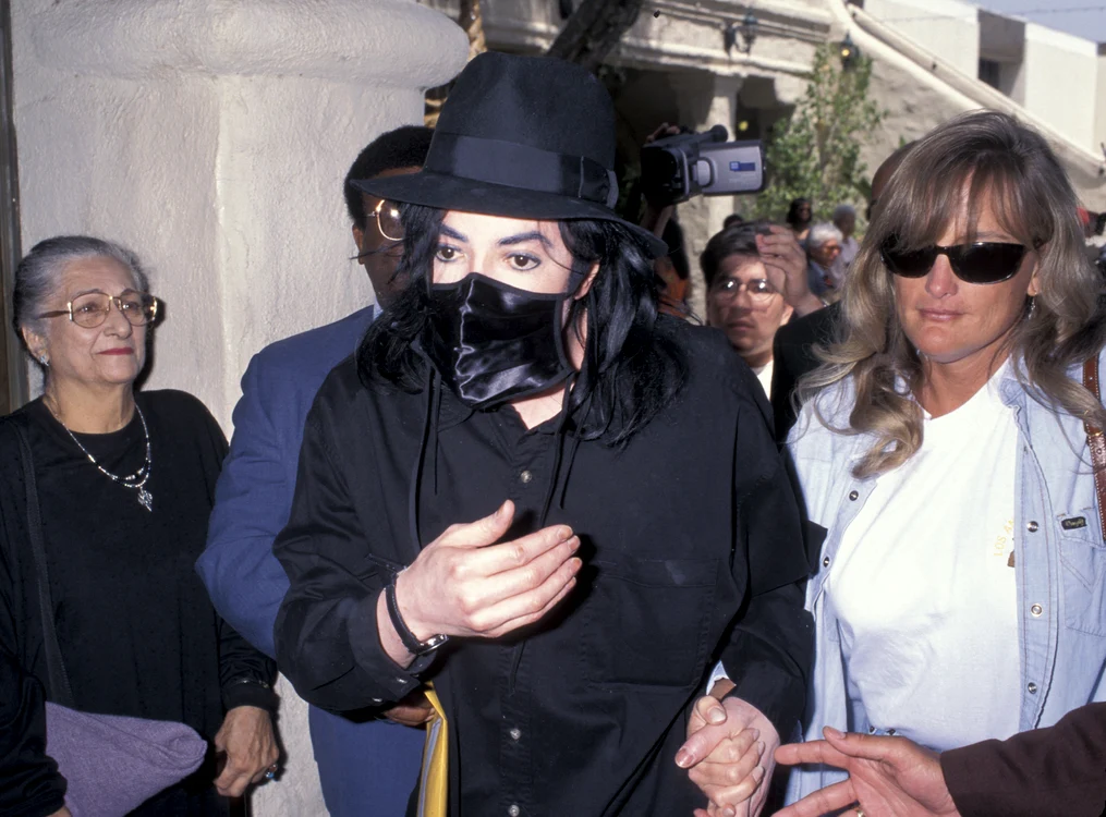 
    Debbie Rowe arată  în prezent de nerecunoscut  
