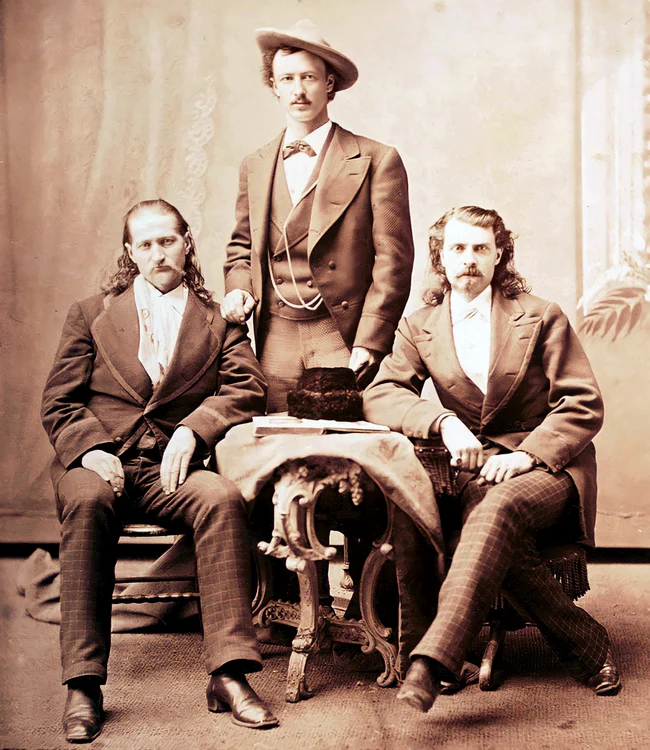 Wild Bill( primul din stânga) alături de alte două legende ale Vestului Sălbatic FOTO Wikipedia