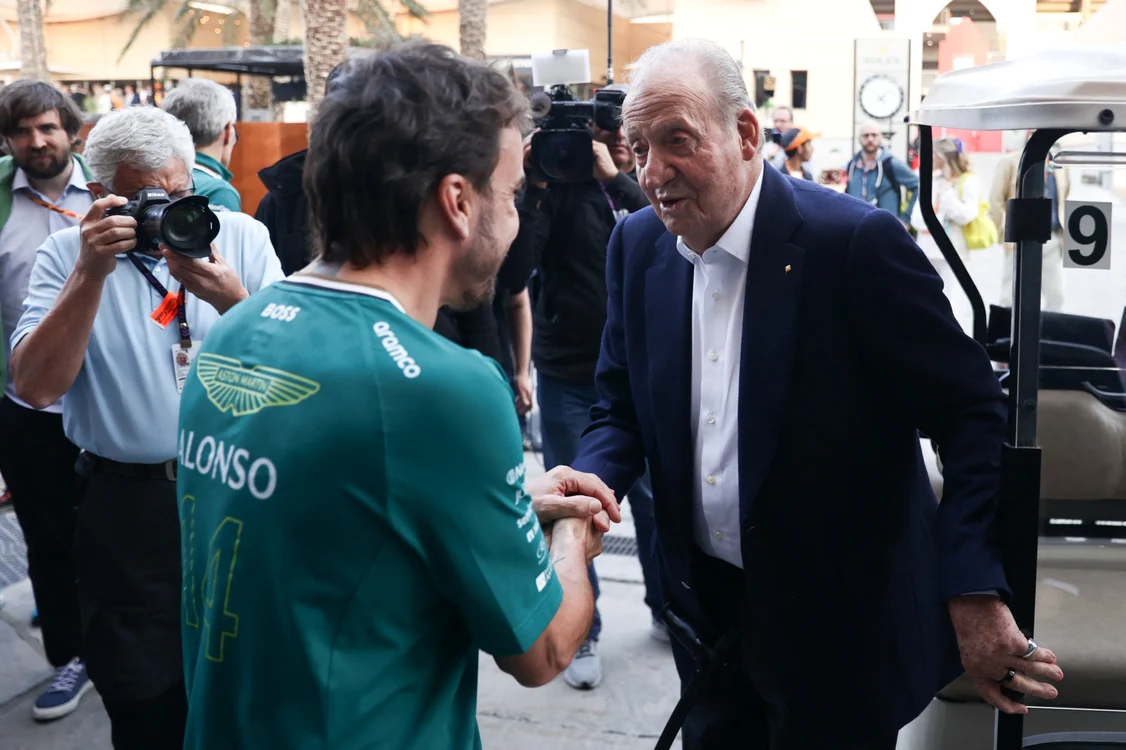 Regele Juan Carlos, dând mâna cu Fernando Alonso. FOTO: Getty Images