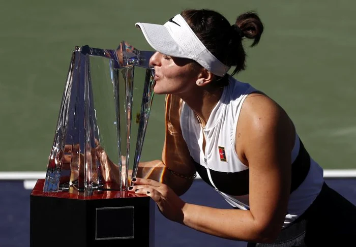 Bianca Andreescu sărută cel mai important trofeu din carieră, cel de la Indian WellsFOTO: EPA