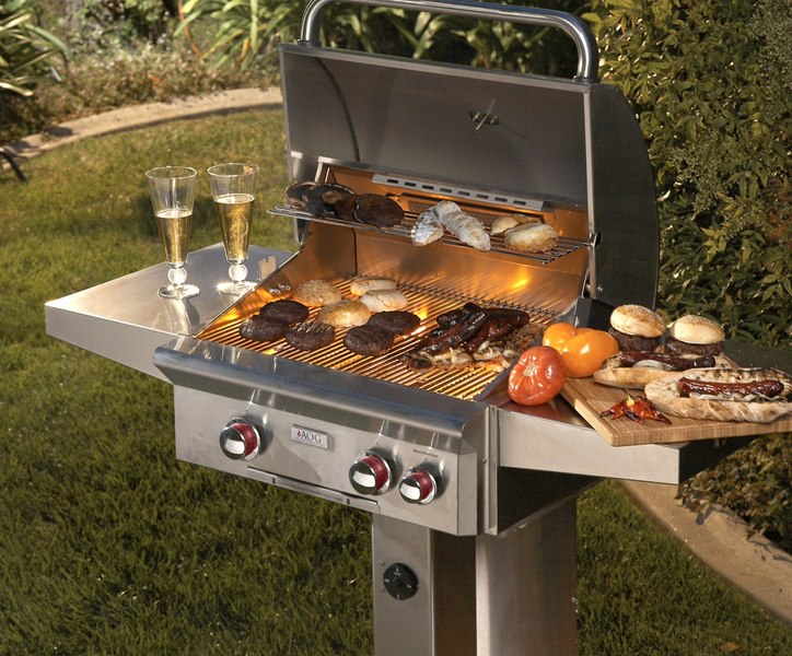Cele mai bune grătare de exterior 2026: Top 5 modele pe gaz și cărbuni pentru un BBQ autentic + ghid complet