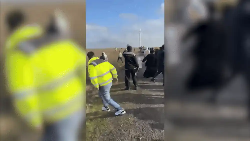 Momentul teribil în care un cal speriat se urcă pe un autoturism și rănește o femeie la un concurs ecvestru tradițional de Bobotează