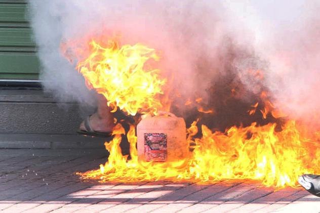 Într-un incident șocant, un individ a provocat un incendiu colegului său de băutură de la cârciuma din sat, care a scăpat cu viață în mod miraculos.