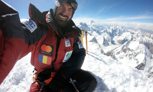 1 alex gavan autoportret pe vf gasherbrum2 8035m vf broad peak si k2 pe fundal jpeg