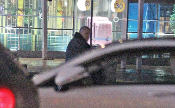 Într-un final, ia loc pe o băncuţă afară, la răcoare. Plictiseală mare!