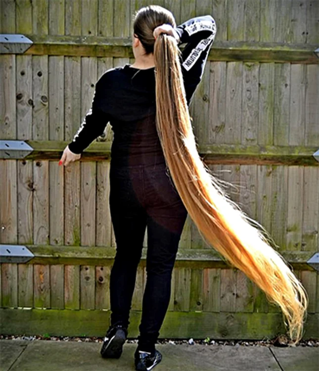 Ea are 1,57 metri înălţime şi părul măsoară 158 cm