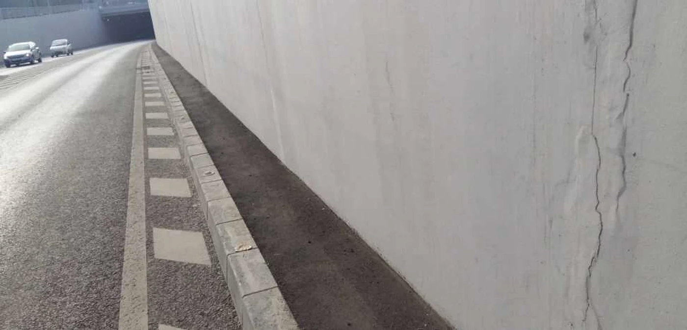 Mai multe crăpături ca aceasta din imagine pot fi văzute la pasajul Michelangelo FOTO Daniel Dancea