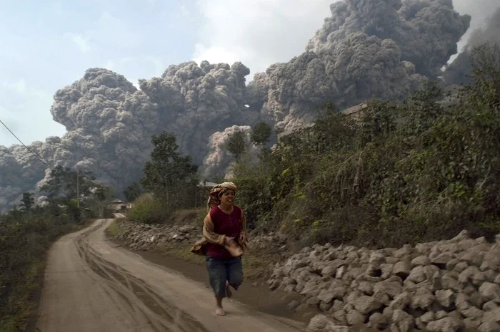 
    Oamenii au fugit unde au văzut cu ochii când a erupt vulcanul (Foto: Reuters)  