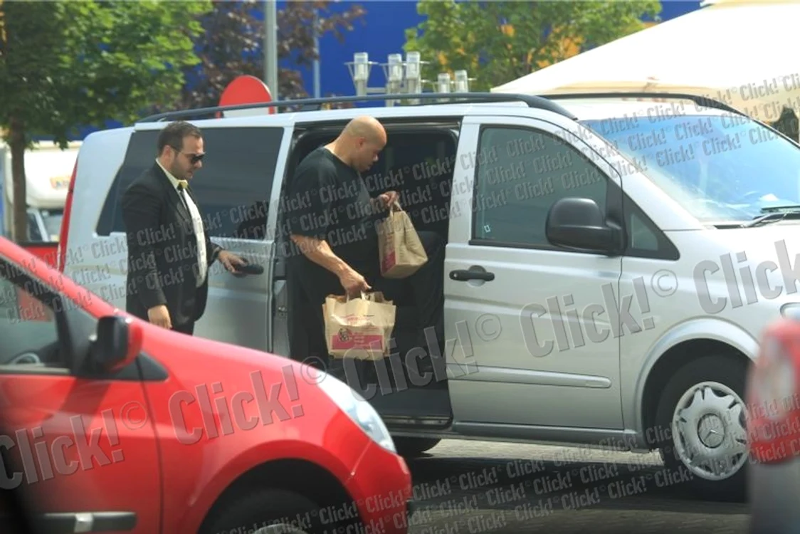Bodyguarzii lui Akon i-au luat pui de la KFC