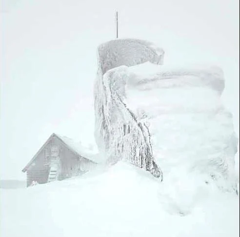 Zăpadă de peste un metru pe Vârful Omu. Imagini de poveste din Munții Bucegi