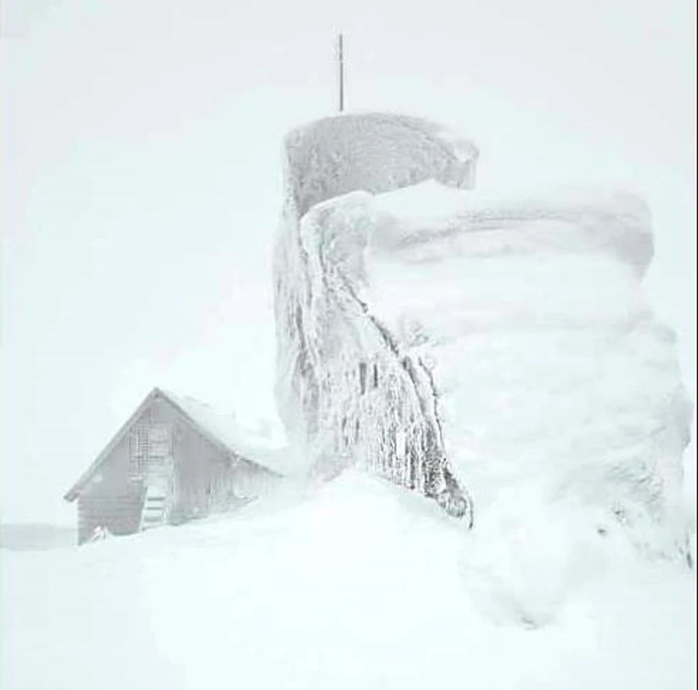 Zăpadă de peste un metru pe Vârful Omu. Imagini de poveste din Munții Bucegi