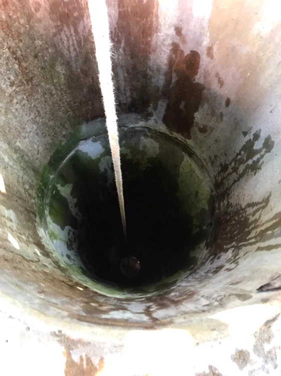 Bărbatul a fost salvat după ce a căzut într-o fântână FOTO Adevărul