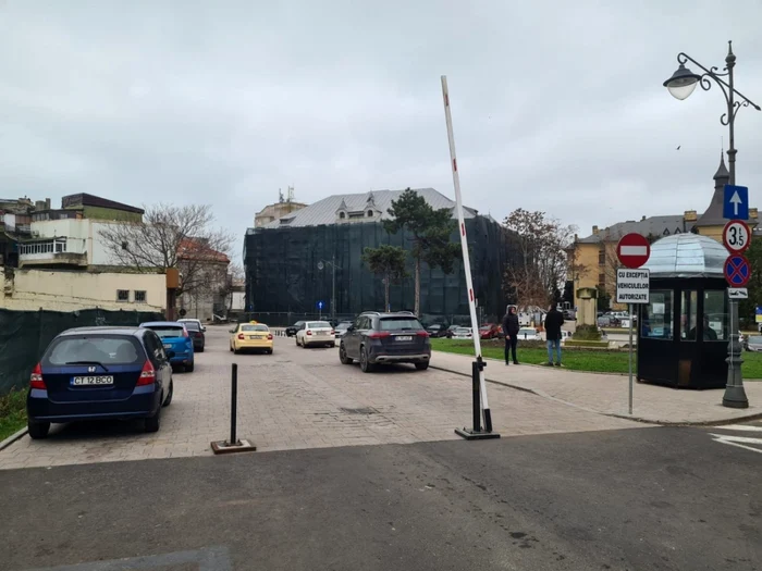 Zona peninsulară a fost blocată cu bariere foto: FB/USR Constanţa