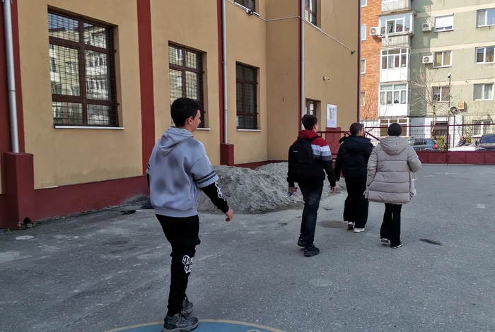 Elevii de clasa a VIII-a au susținut prima probă a simulării FOTO: A. Mitran 