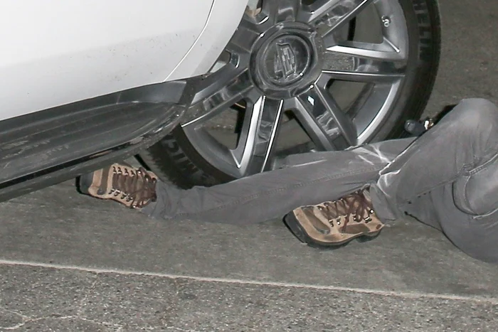 În imagini se poate vedea cum SUV-ul trece peste piciorul bărbatului