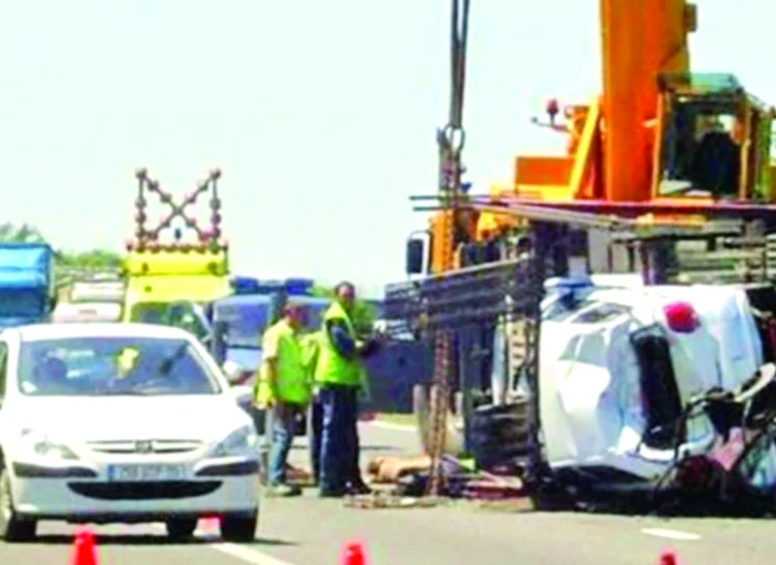 
    Caminoul a blocat circulaţia după ce axul remorcii s-a rupt  