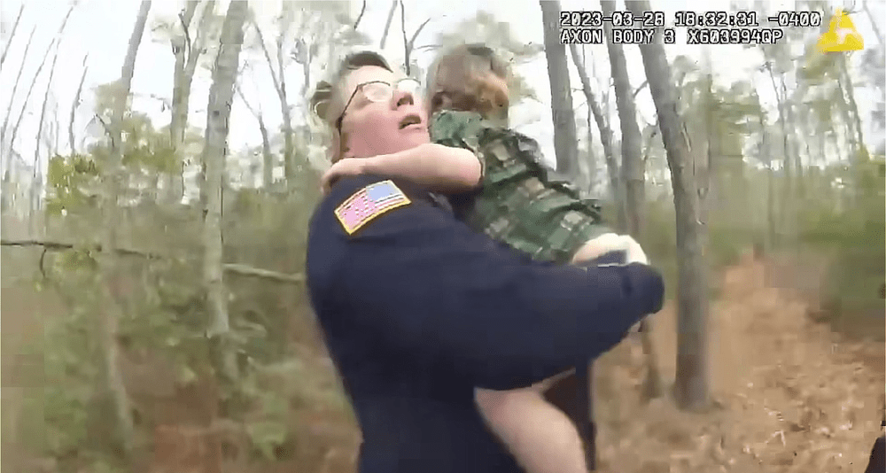 Momentul emoționant în care un băiețel de 4 ani este găsit de polițiști după ce se rătăcise prin pădure VIDEO