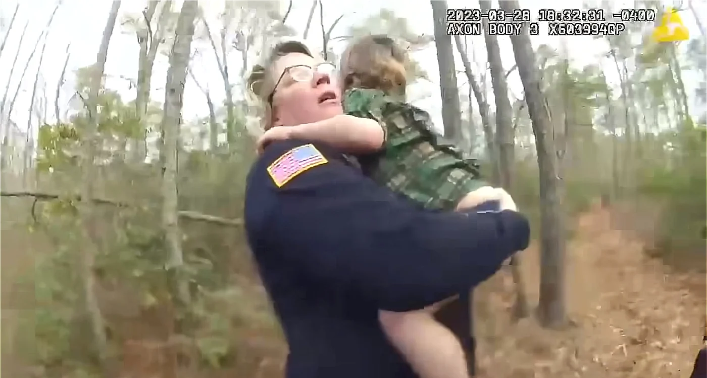 Momentul în care băiețelul dispărut a fost găsit de polițiști FOTO Facebook/New Jersey State Police