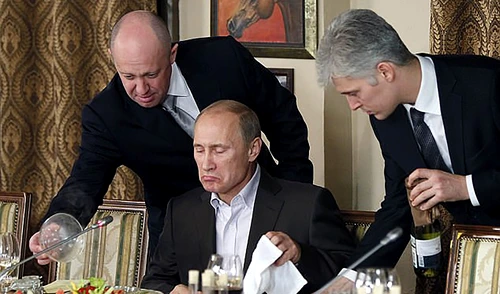 Evgheni Prigojin (stânga) este numit și bucătarul lui Putin