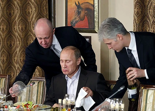 Evgheni Prigojin (stânga) servindu-l pe Vladimir Putin FOTO Arhivă