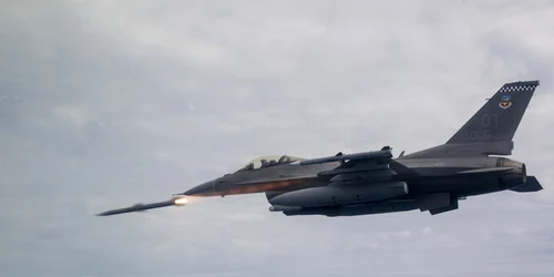 Avion F-16C  cu rachetă AIM-120 AMRAAM FOTO: Senior Airman Joshua Hoskins