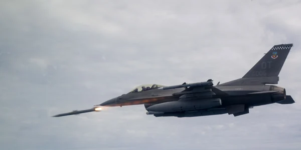 Avion F-16C  cu rachetă AIM-120 AMRAAM FOTO: Senior Airman Joshua Hoskins