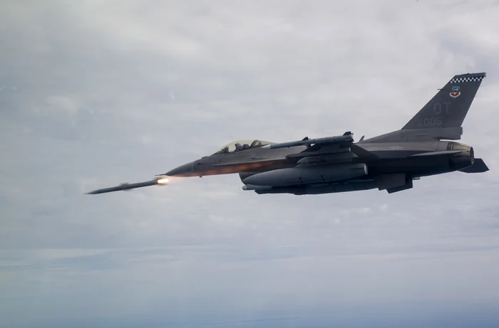 România a fost felicitată pentru achiziție de Kathleen Kavalec. Foto: Senior Airman Joshua Hoskins