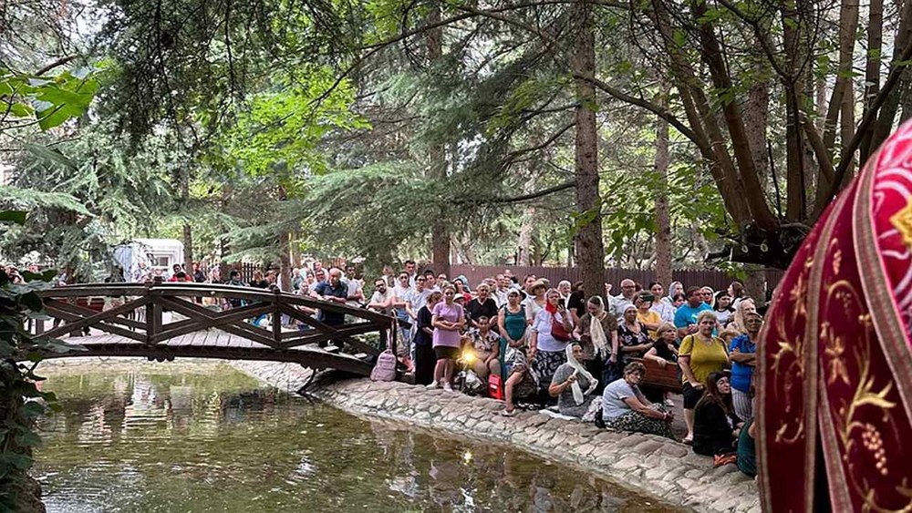 Biserica Sfânta Maria și părintele Emilian Prodan cu moaștele Sfântului Pangratie | sursa foto: Adevarul