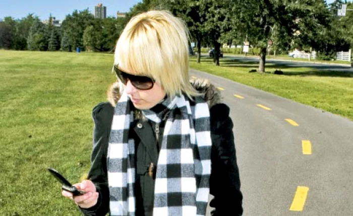 SMS-ul interzis în timp ce mergi pe stradă