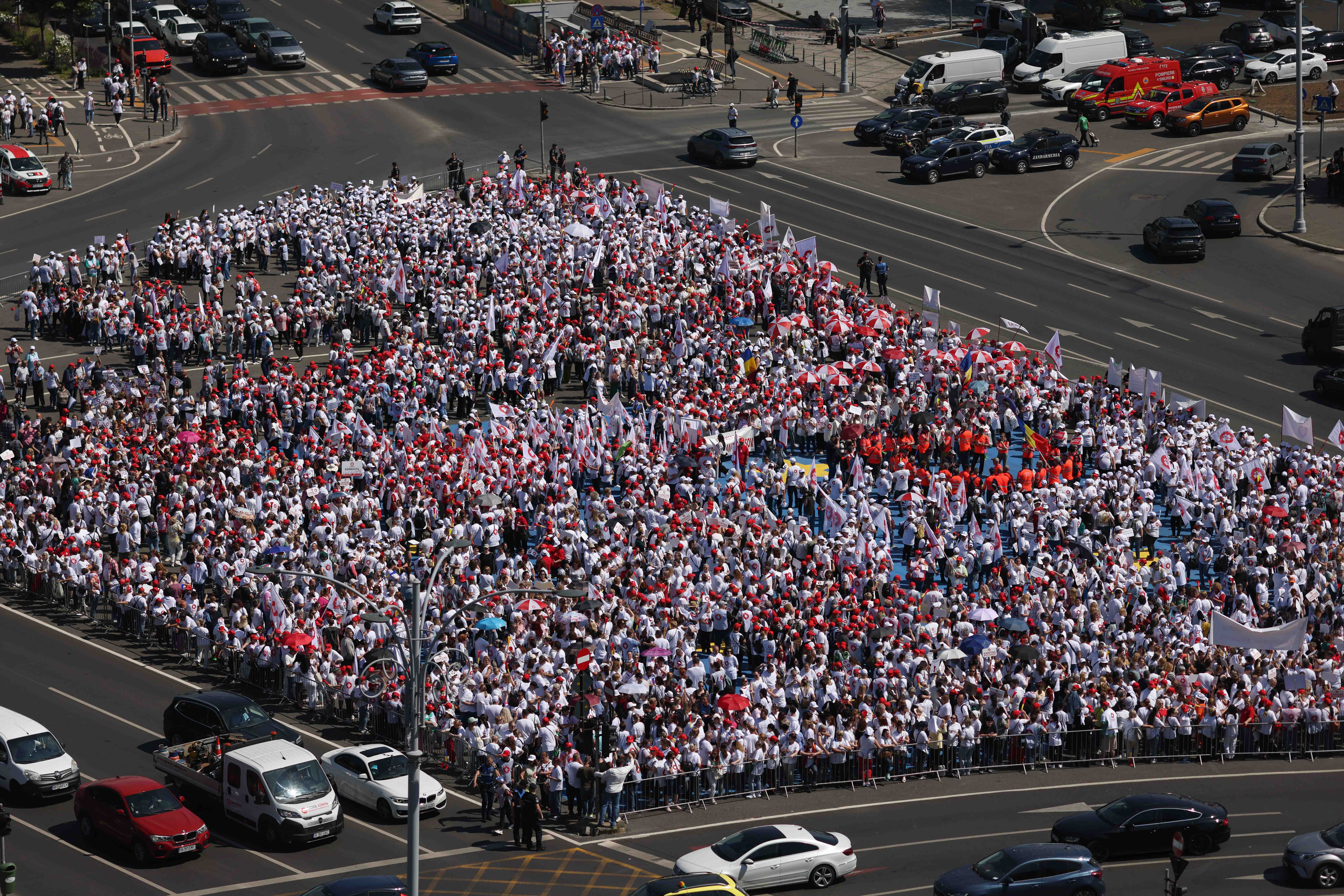 Sindicaliști ai Sanitas protestează în fața guvernului, București 3 iunie 2026. Inquam Photos / George Călin