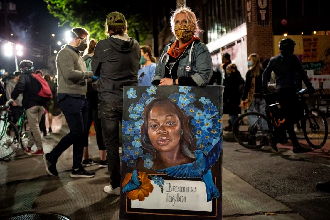 
    Străzile din SUA fierb din cauza violențelor cauzate de moartea Breonnei Taylorfoto: Getty Images  