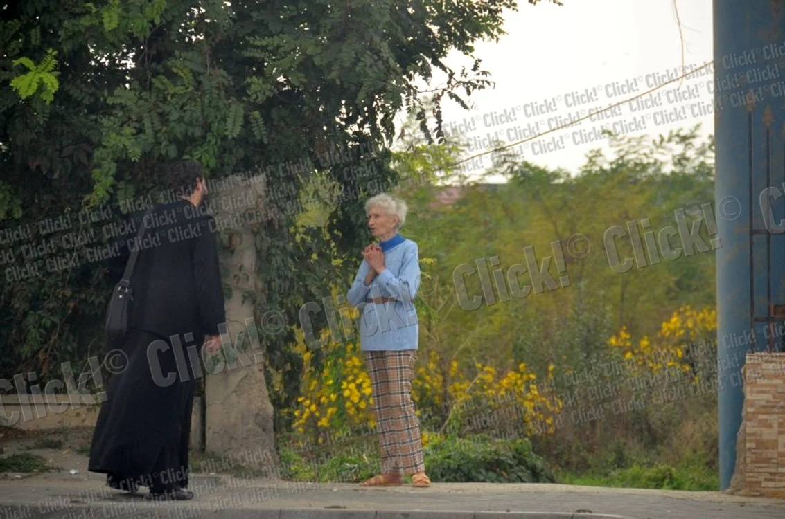 Mama lui Şerban Ionescu a adus preotul acasă. (Foto: Laurenţiu Muscaliu)
