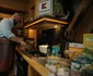 Adi Hădean pregătind salata cu burata. FOTO: captură de ecran