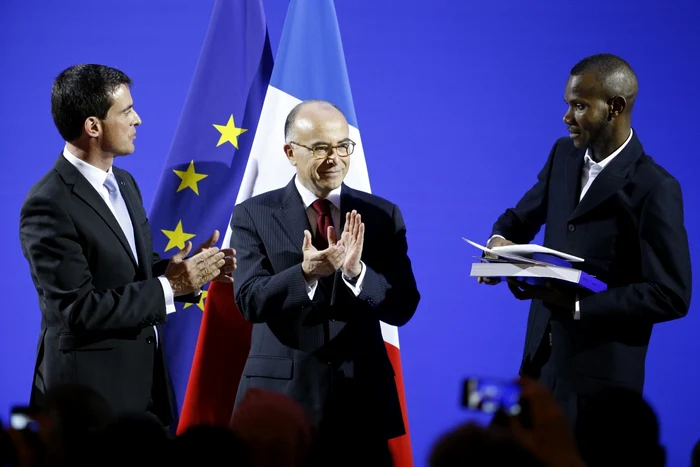 Premierul francez (stânga), ministrul de Interne (centru) şi Lassana Bathily FOTO Reuters