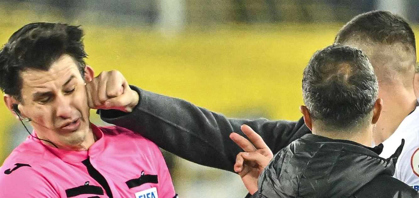 Un arbitru agresat de oficiali  FOTO Arhiva foto