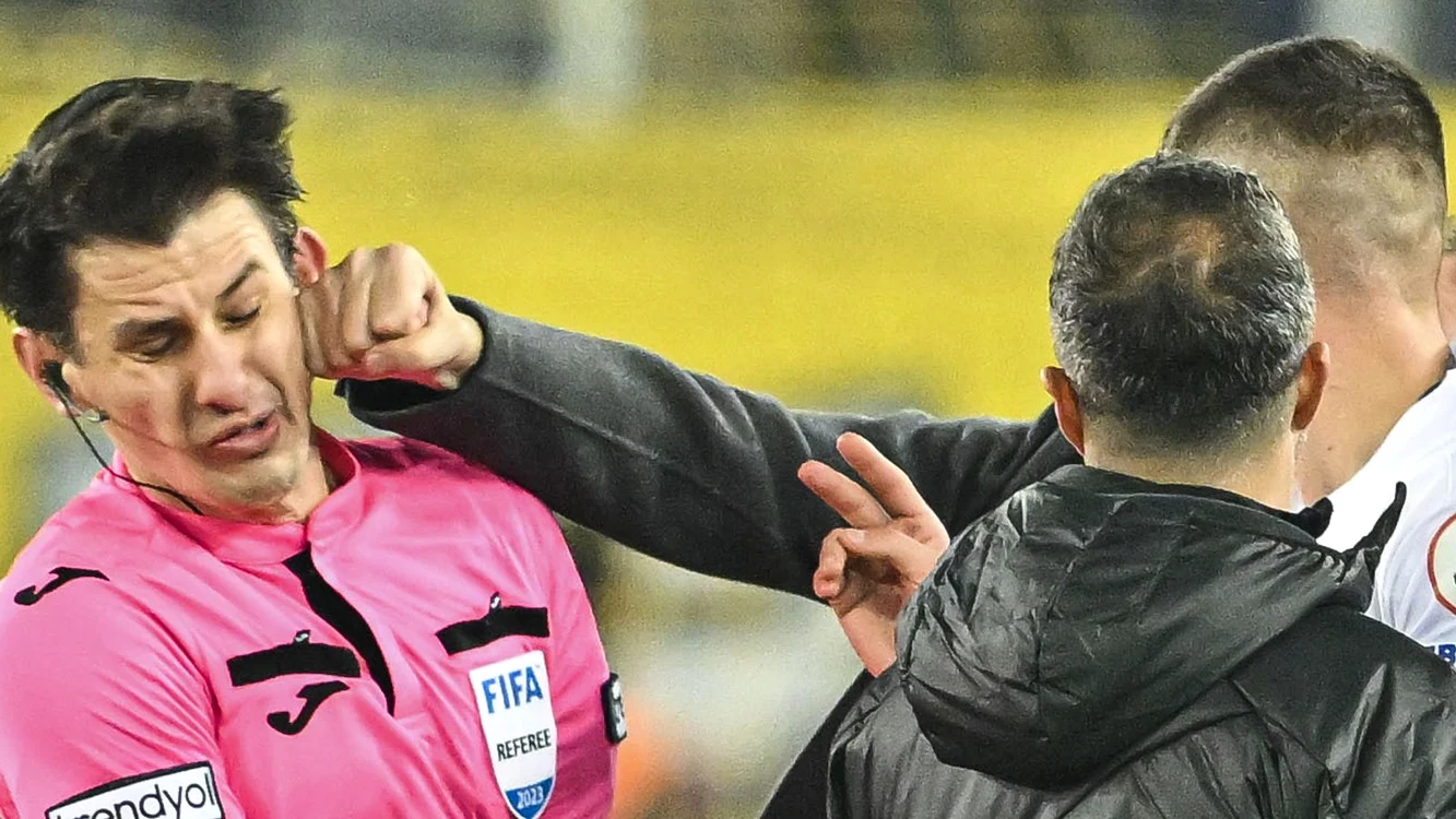 Arbitrul bătut pe teren a ajuns la spital
