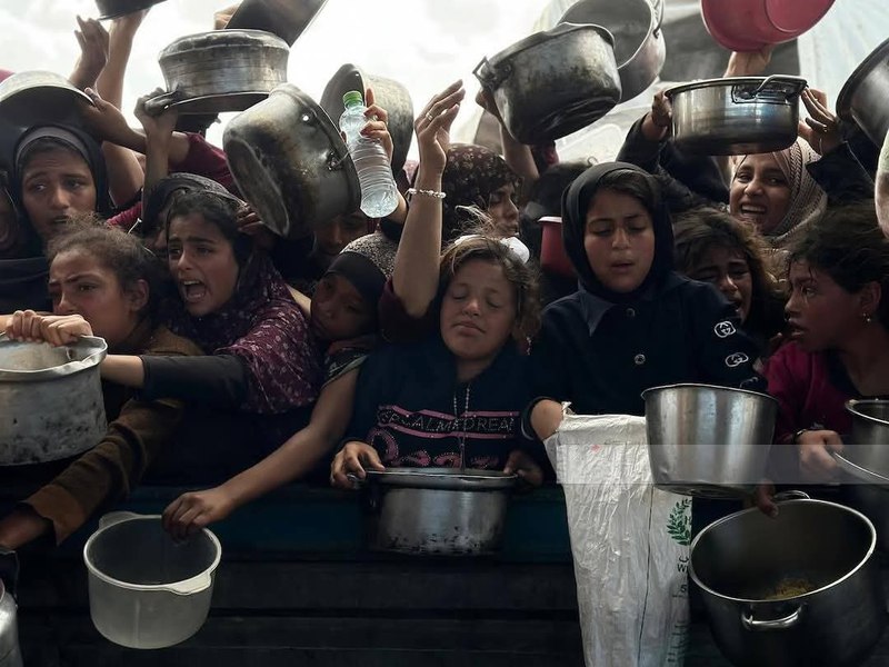 Situația umanitară din Gaza, din ce în ce mai gravă. Copiii caută mâncare în gunoaie 