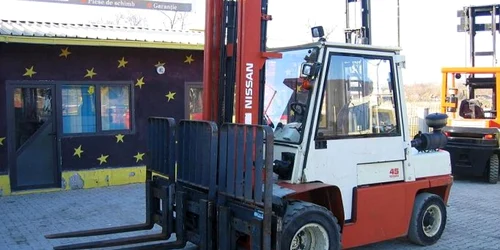 Femeia a murit strivită de containerele manevrate cu un motostivuitor de un alt muncitor (foto Arhivă)