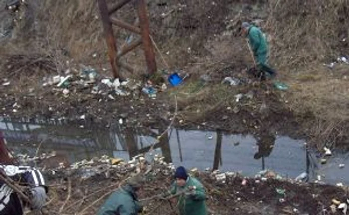 Râul Dâmbu este curăţat în fiecare an de deşeurile aruncate la voia întâmplării