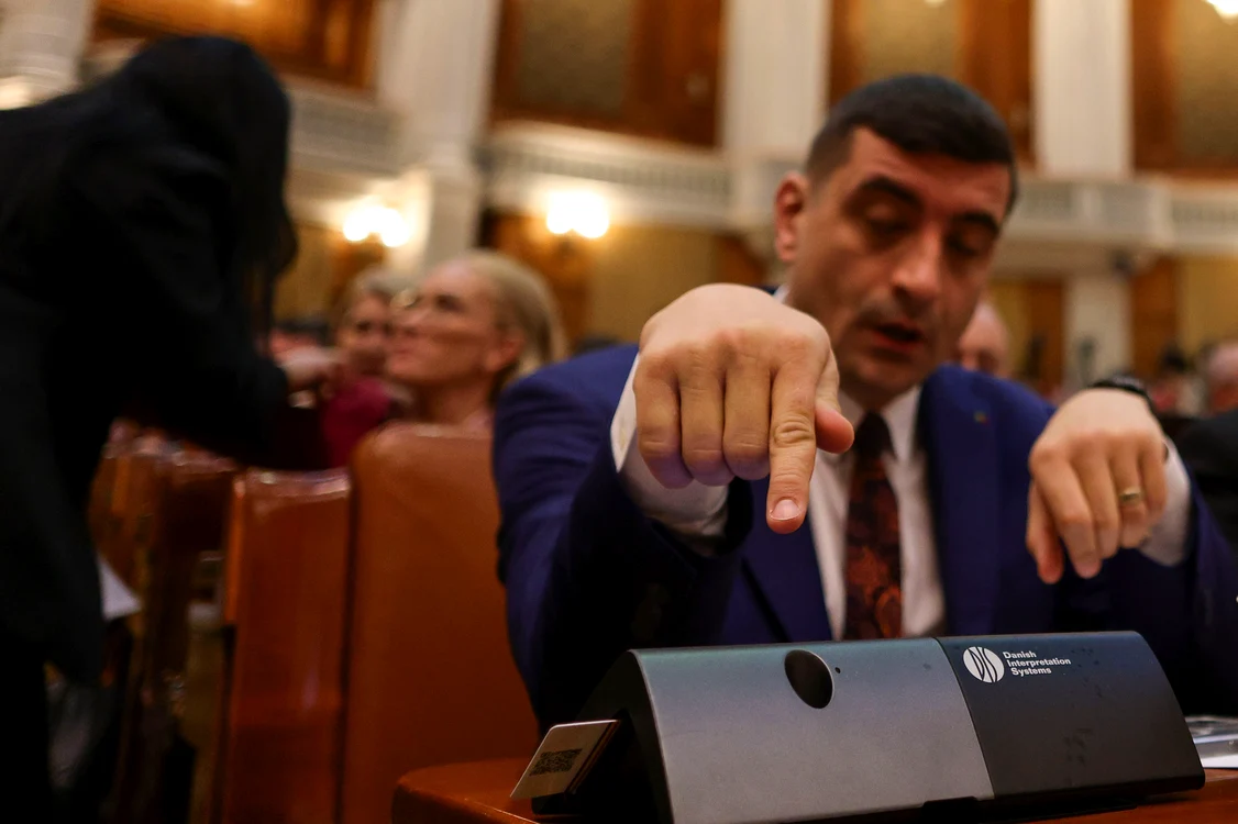 Liderul AUR, George Simion, își exprimă un vot în Parlament