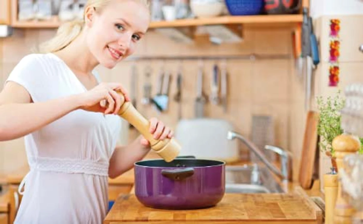 
    Atenţie la cantitatea de sare  consumată zilnic! Nu ar trebui  să depăşeşti o jumătate de  degetar, însă mai toate  alimentele conţin sare,  mai mult sau mai puţin  