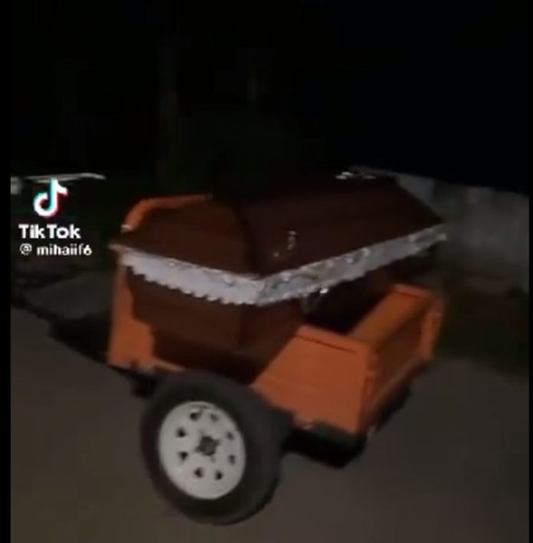 Crimă la Vaslui. Un bărbat şi-a omorât unchiul, l-a pus într-un sicriu şi l-a dus, noaptea, acasă la preotul satului VIDEO