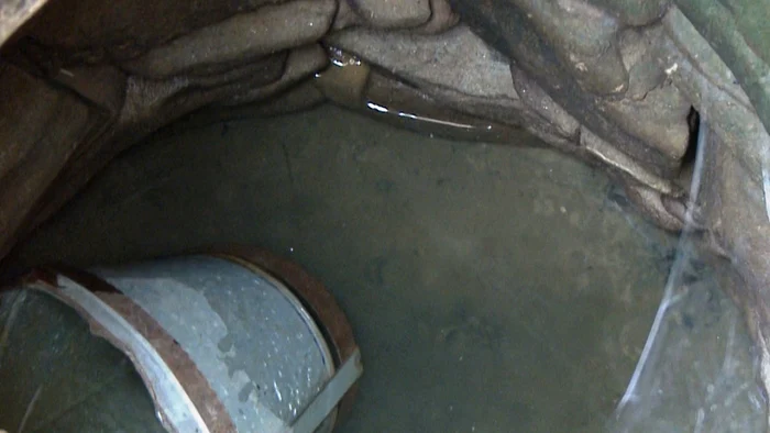 Pe fundul fântânilor mai este apă de-o palmă. Găleţile nu pot fi umplute