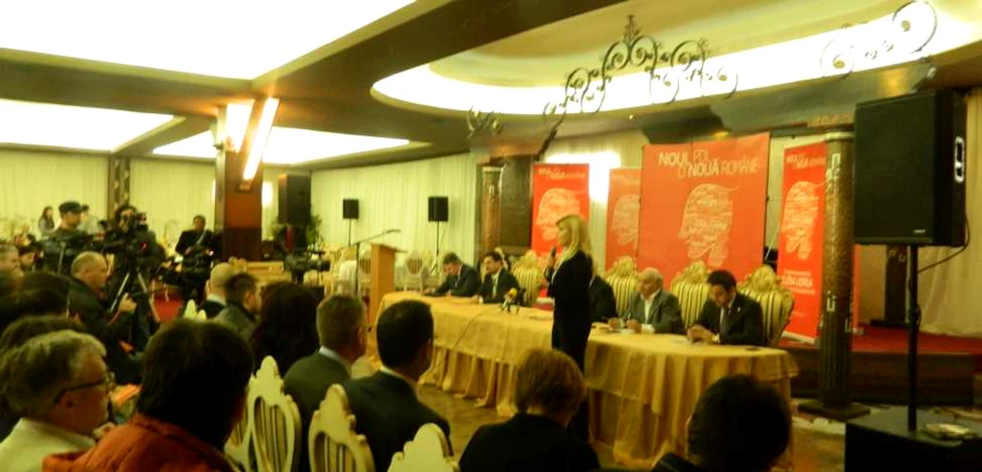 Elena Udrea prezentând moţiunea