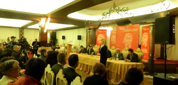 Elena Udrea prezentând moţiunea